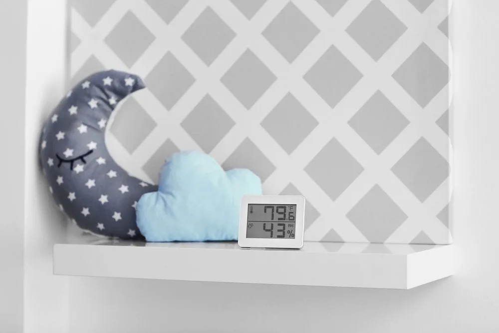 Digitales Hygrometer zeigt die Luftfeuchtigkeit im Winter an
