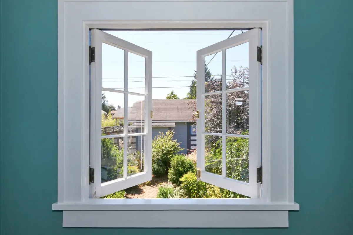 Offenes Fenster zum Lüften der Wohnung