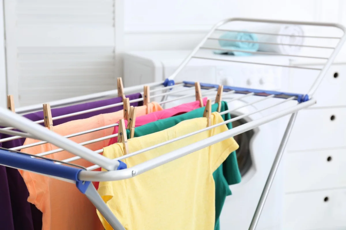 Frisch gewaschene Wäsche trocknet auf einem Wäscheständer in der Wohnung